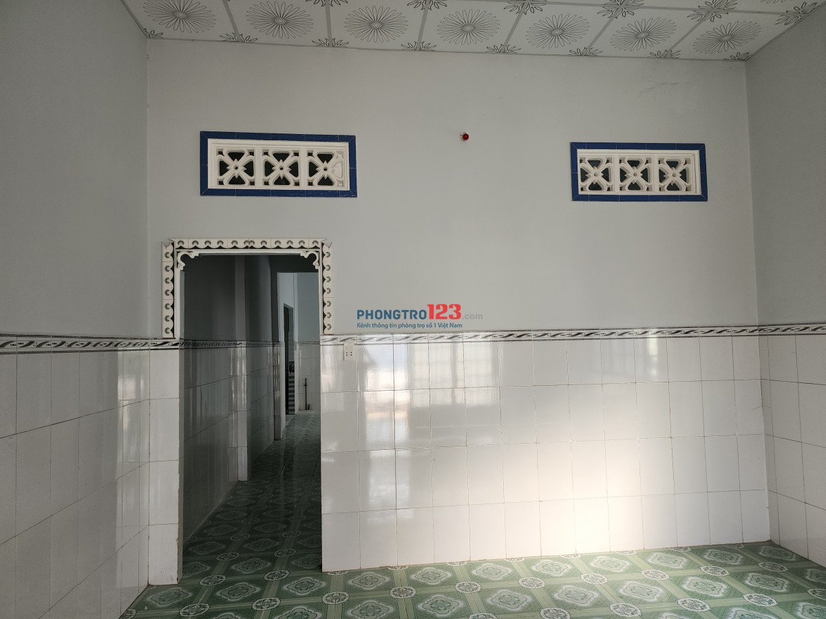 Nhà cho thuê, mặt tiền nhựa lớn rộng 16m, phía trái và phải đều cách chợ 2Km