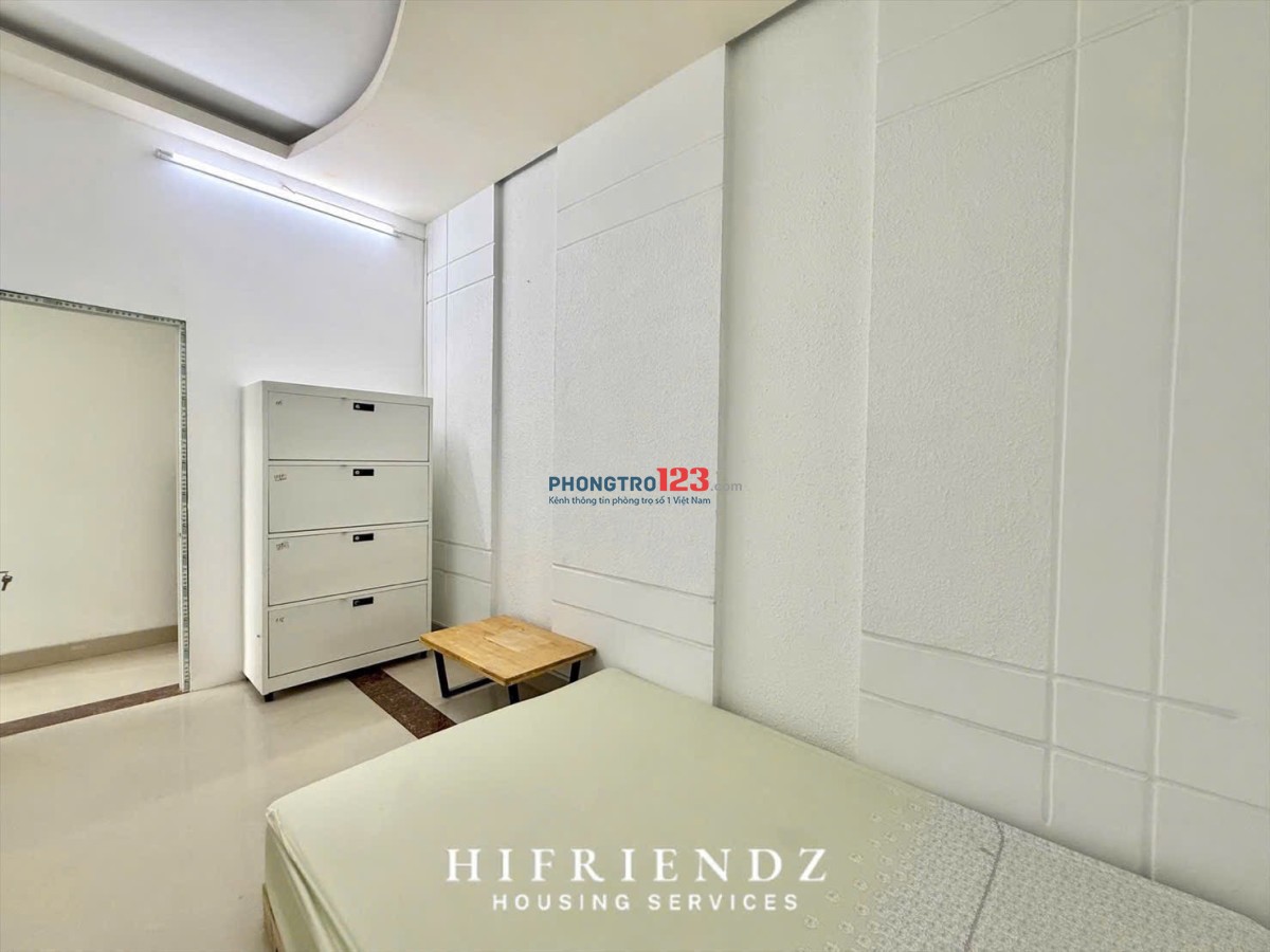 Căn 2PN + 1PK nằm trên mặt tiền đường lớn, có ban công