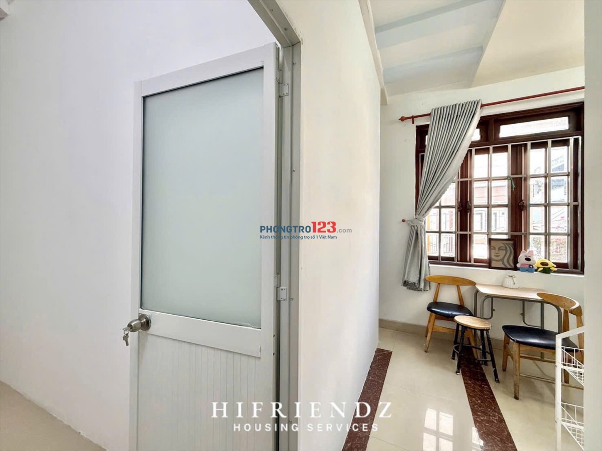 Căn 2PN + 1PK nằm trên mặt tiền đường lớn, có ban công