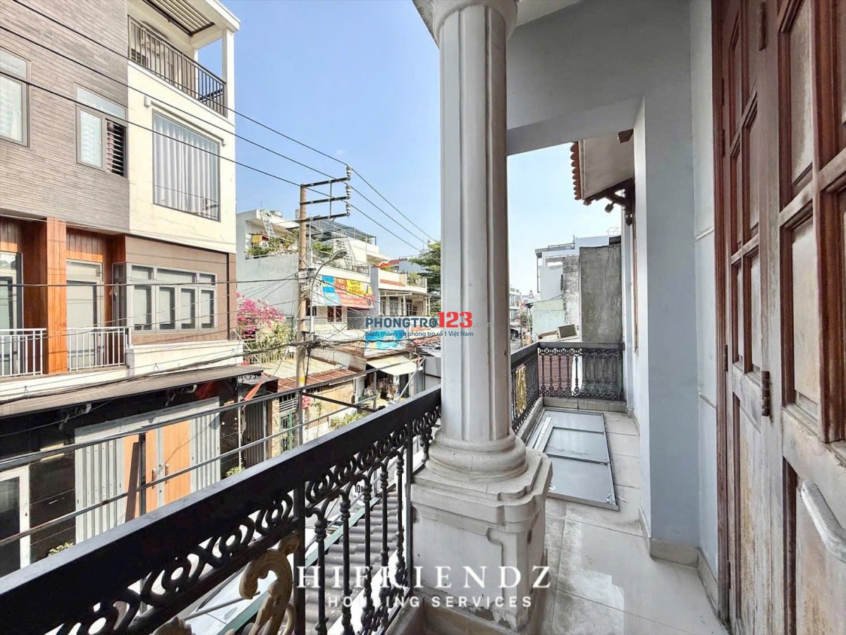 Căn 2PN + 1PK nằm trên mặt tiền đường lớn, có ban công