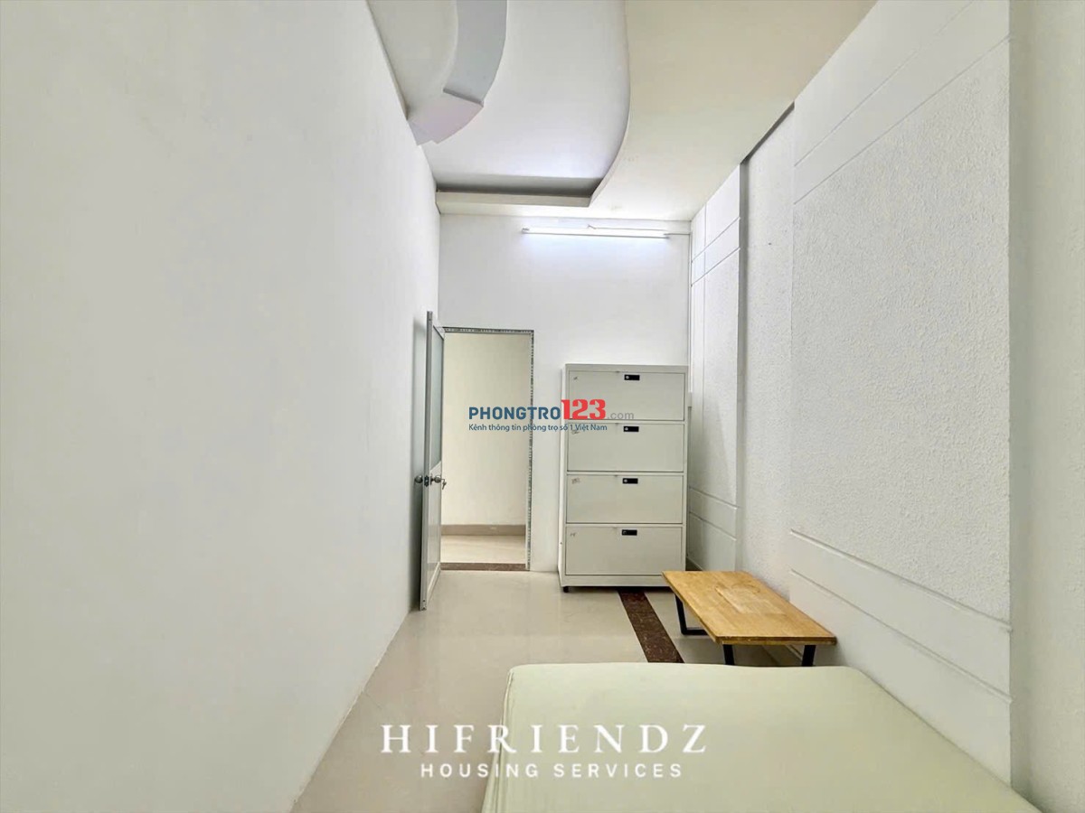 Căn 2PN + 1PK nằm trên mặt tiền đường lớn, có ban công