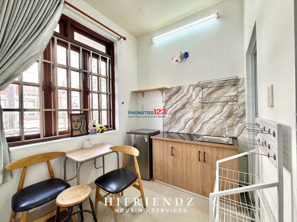 Căn 2PN + 1PK nằm trên mặt tiền đường lớn, có ban công