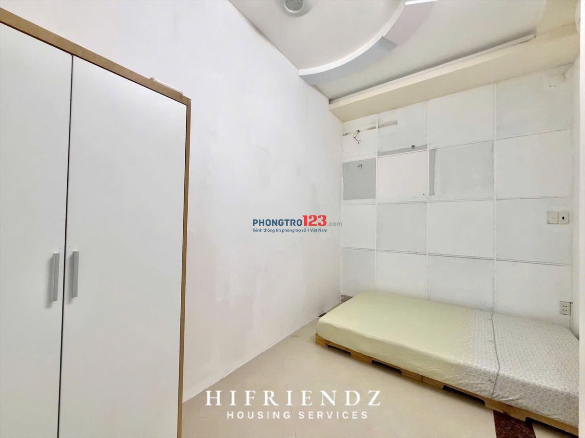 Căn 2PN + 1PK nằm trên mặt tiền đường lớn, có ban công