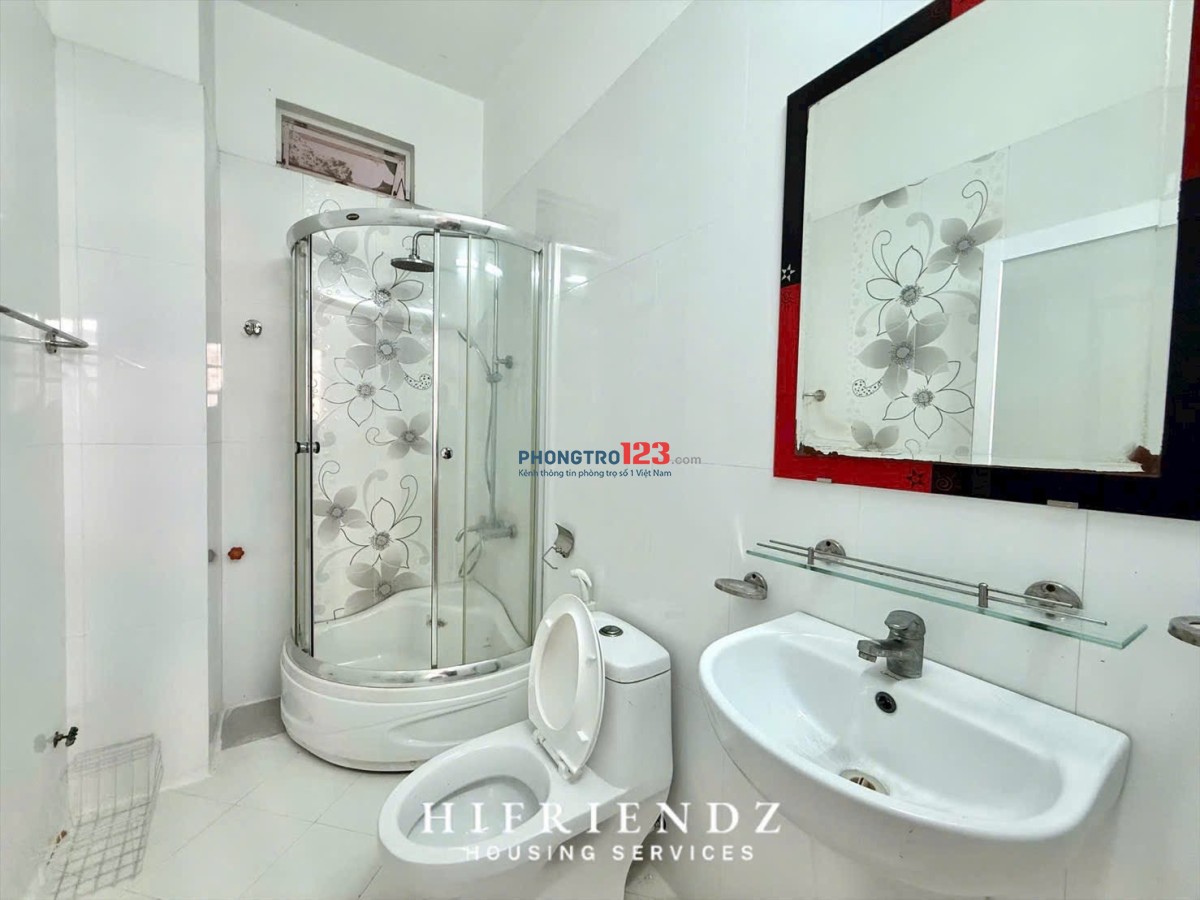 Căn 2PN + 1PK nằm trên mặt tiền đường lớn, có ban công