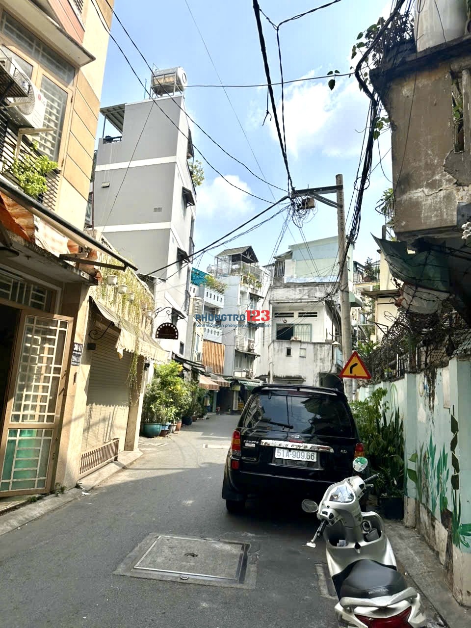 4m x 5m đúc 3 tầng, 3PN 3WC 2 máy lạnh hẻ xe hơi đường Đoàn Thị Điểm P2 Q. Phú Nhuận