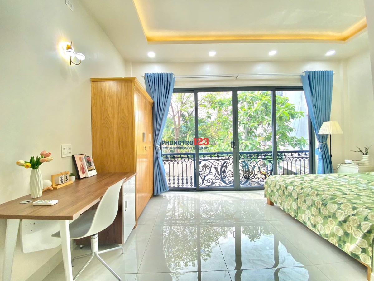 Cho thuê căn hộ ban công giả full nội thất gần Hàng Xanh Đại Học Hutech UEF Ngoại Thương GTVT HIU