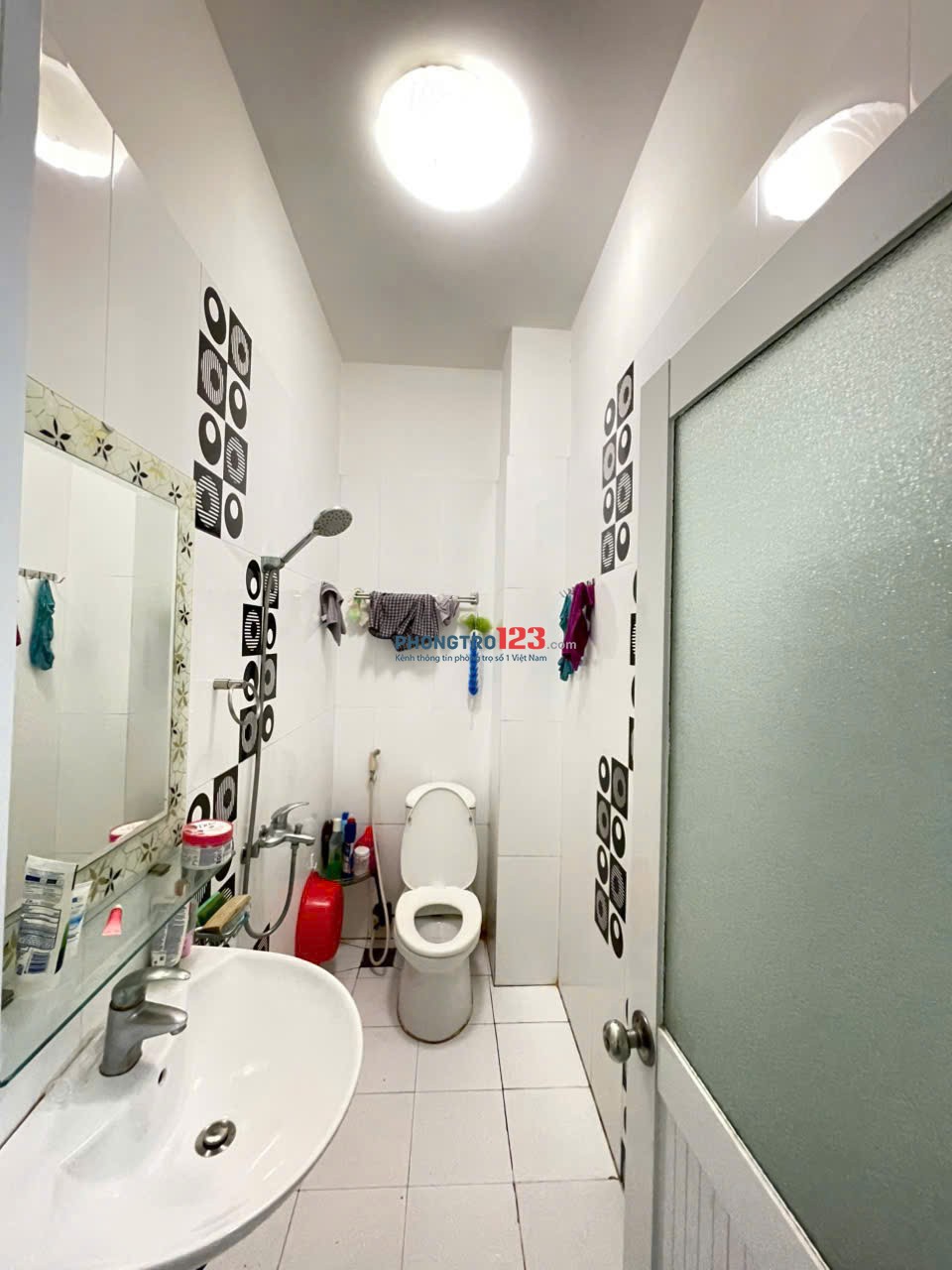 CHO THUÊ NHÀ 3 TẦNG Q 1 DT 75M2 10TR NỘI THẤT TN NGAY TT NHIỀU TIỆN ÍCH, THUẬN LỢI ĐI LẠI, GẦN TRƯỜN