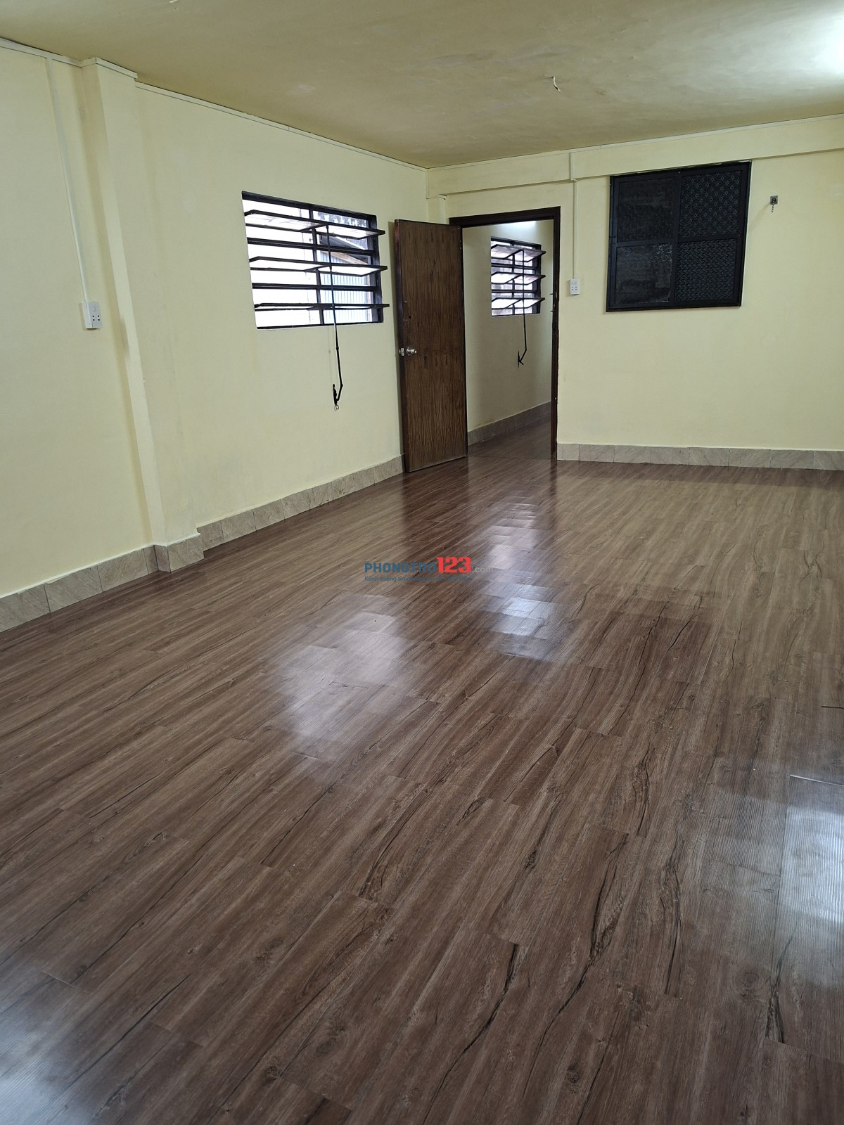 Căn hộ lầu 2 .Diện tích : 80 m2 giá 5trieu 5 ( Q.5 cách đại học y dược 1 km )