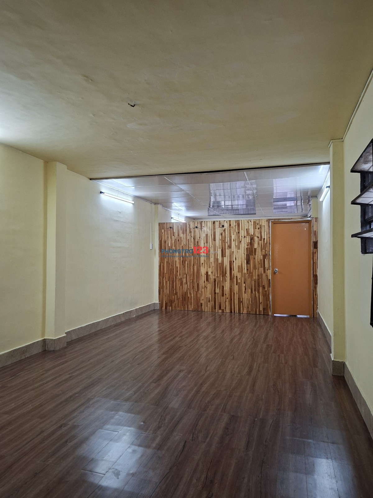 Căn hộ lầu 2 .Diện tích : 80 m2 giá 5trieu 5 ( Q.5 cách đại học y dược 1 km )