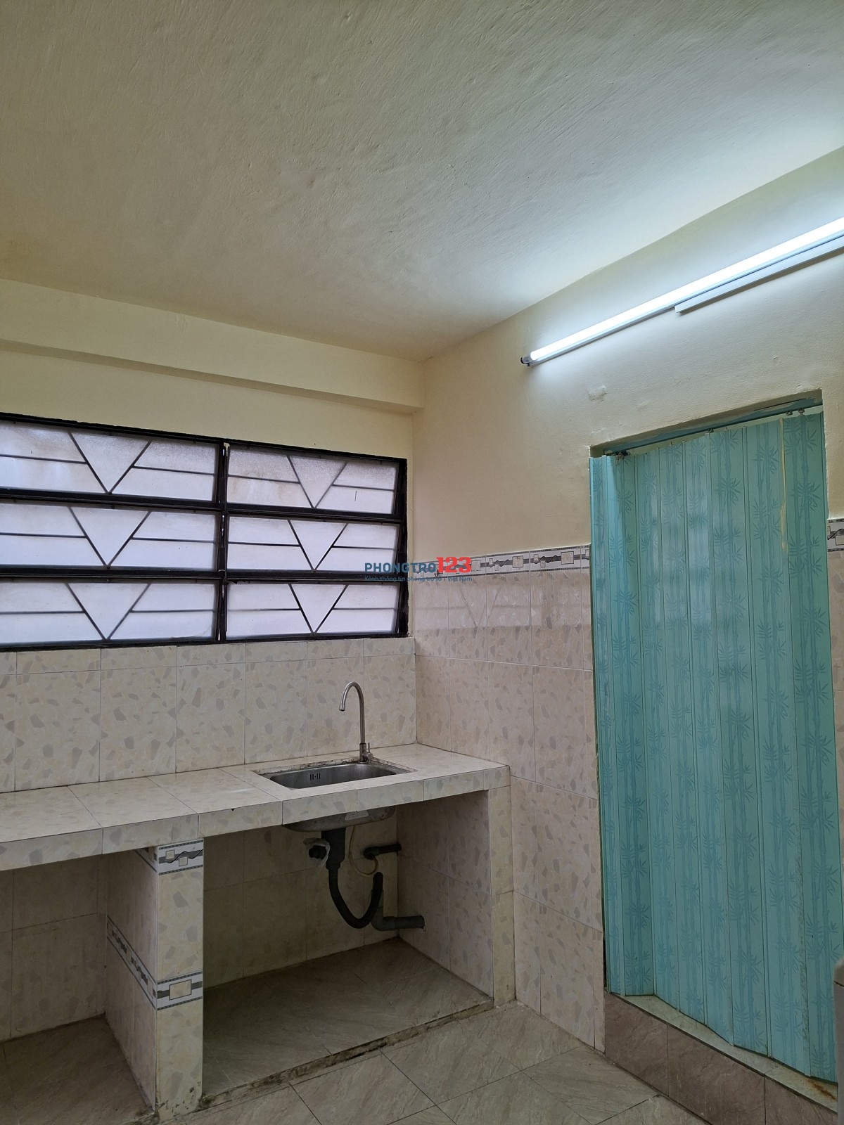 Căn hộ lầu 2 .Diện tích : 80 m2 giá 5trieu 5 ( Q.5 cách đại học y dược 1 km )