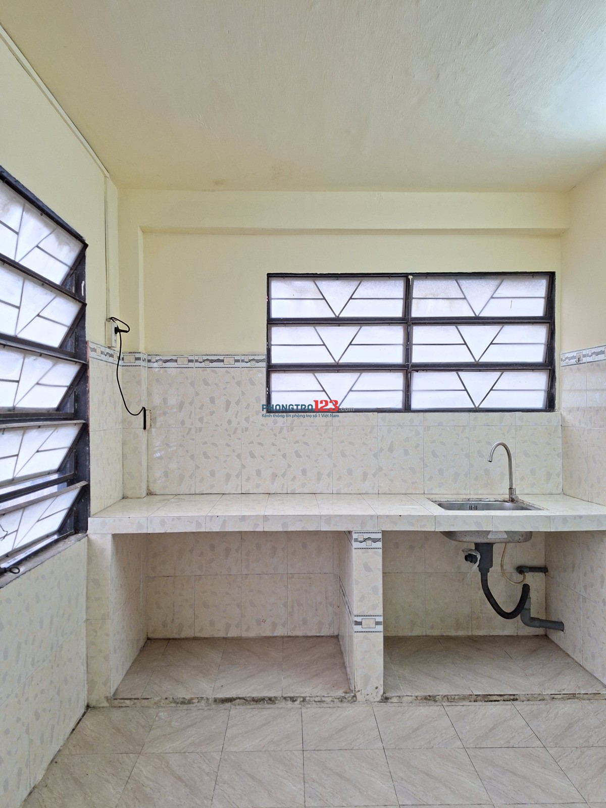 Căn hộ lầu 2 .Diện tích : 80 m2 giá 5trieu 5 ( Q.5 cách đại học y dược 1 km )