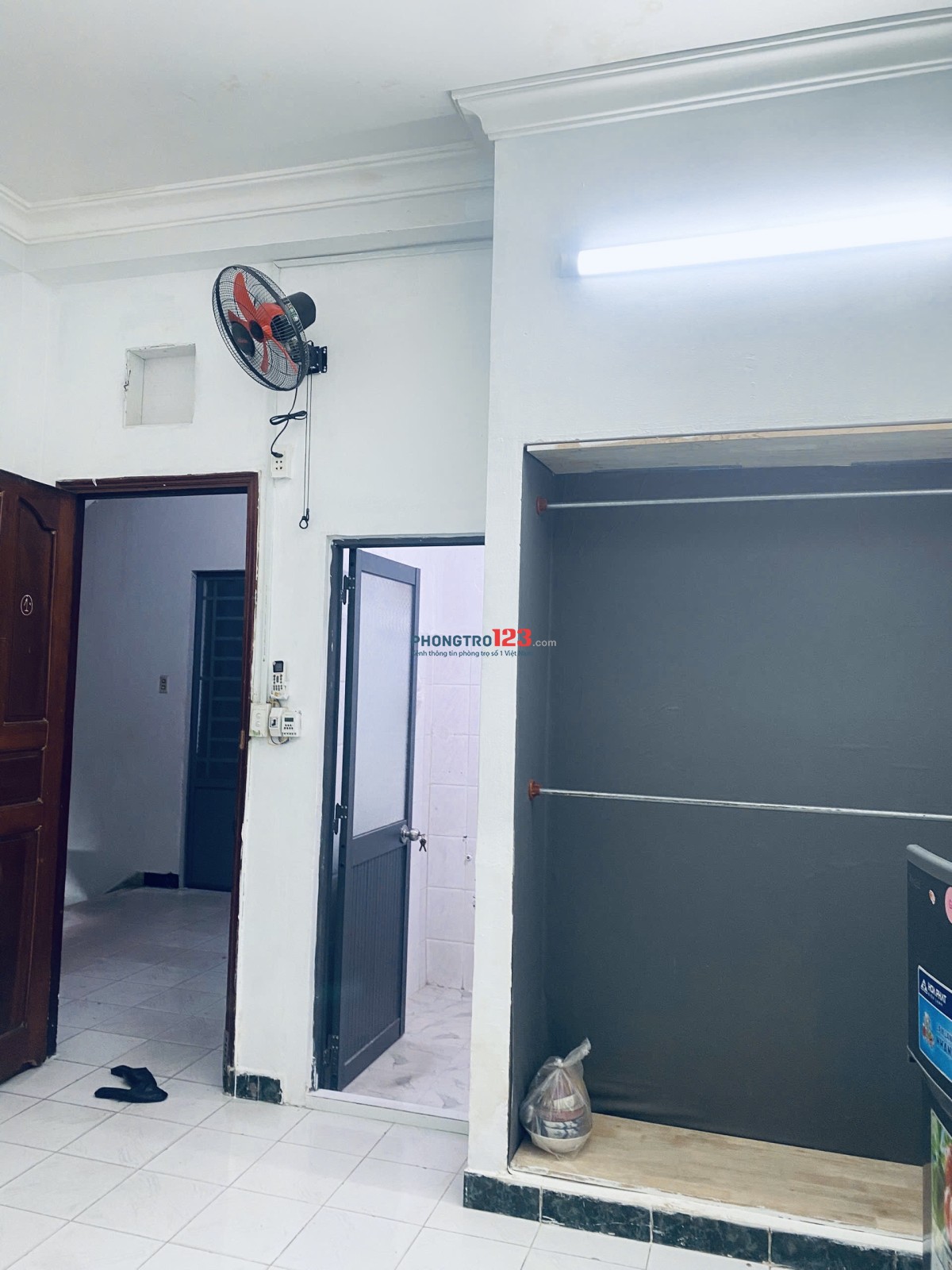 Phòng trọ 24m2 toilét riêng. Nội thất đầy đủ, máy lạnh, tủ lạnh, máy giặt