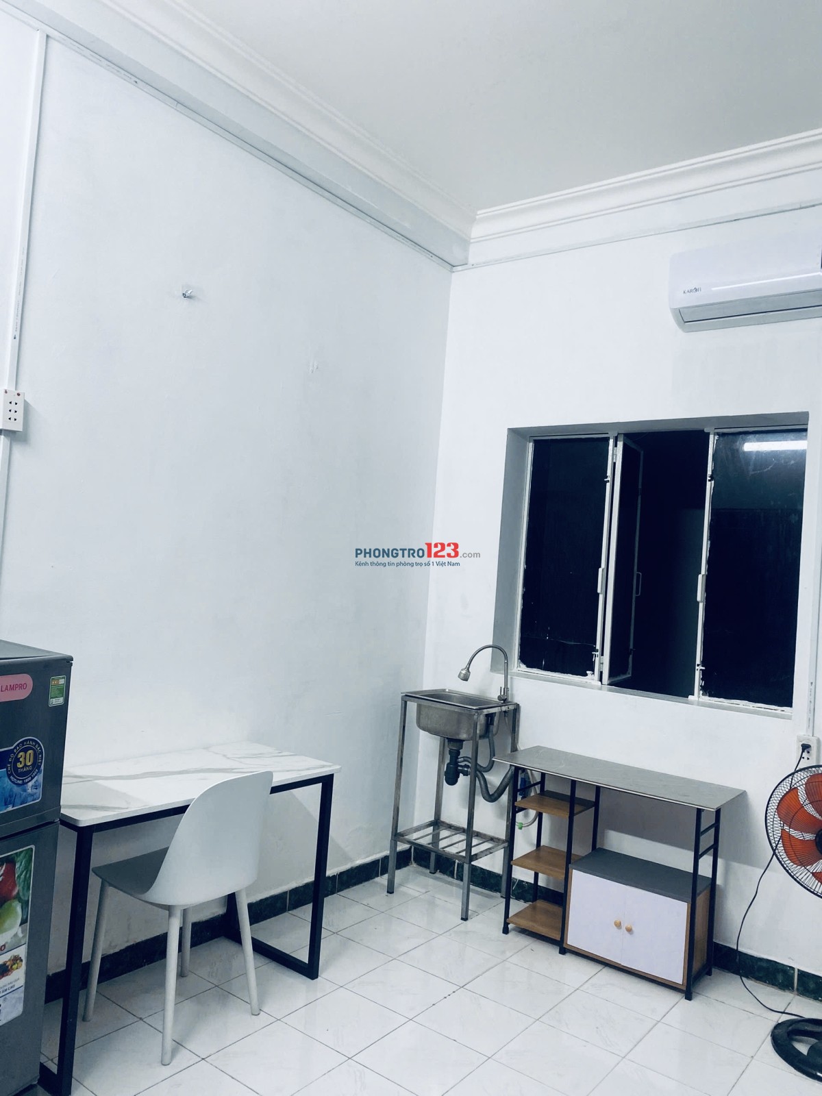Phòng trọ 24m2 toilét riêng. Nội thất đầy đủ, máy lạnh, tủ lạnh, máy giặt
