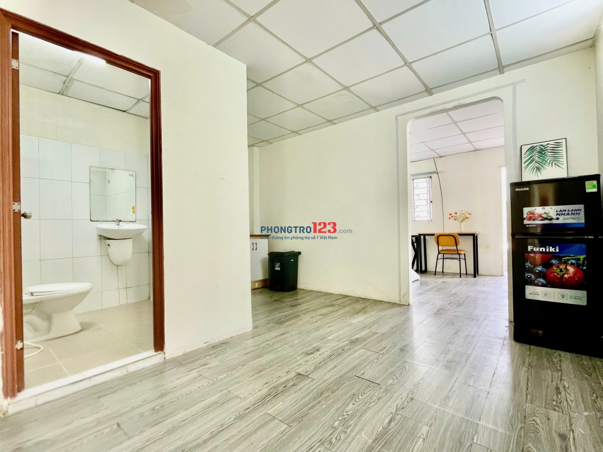 TRỌ BÌNH THẠNH GẦN NGÃ TƯ HÀNG XANH Q1,Q3 - 1 PHÒNG NGỦ BAN CÔNG THOÁNG MẢT - XÔ VIẾT NGHỆ TĨNH - BT