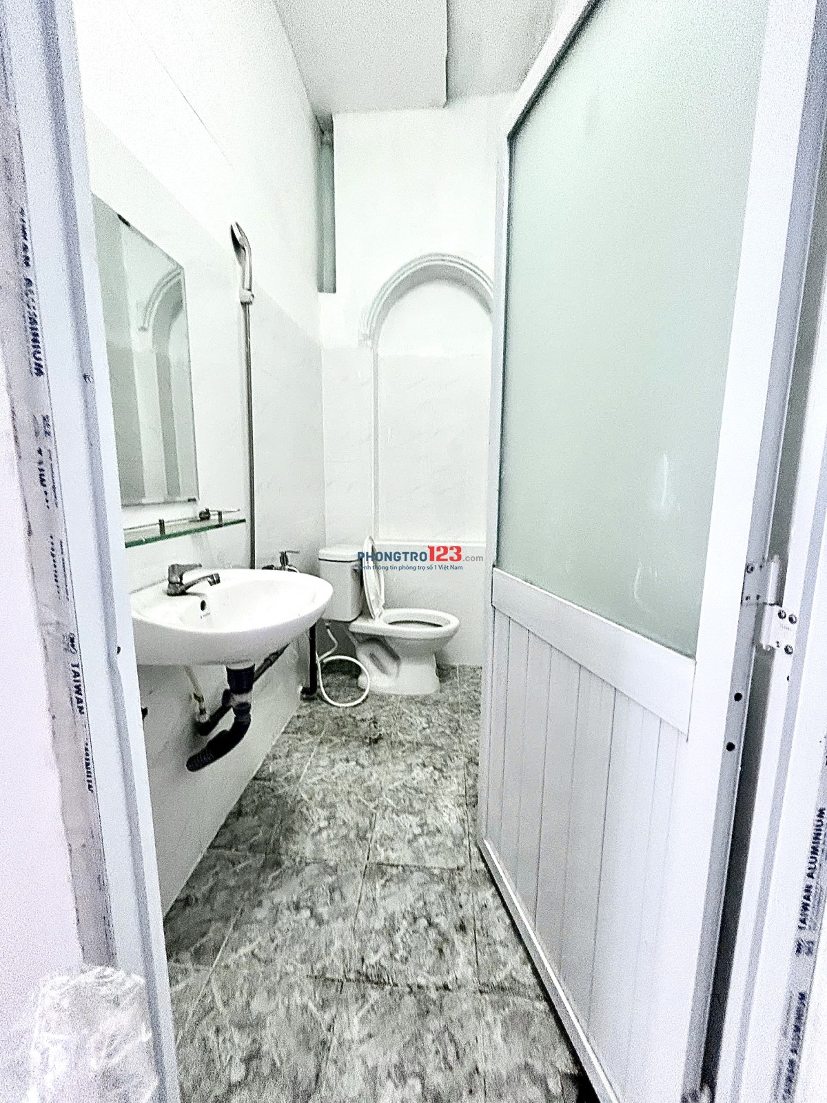 Chính chủ cho thuê phòng lầu 1 gác ban công riêng giá 3tr3