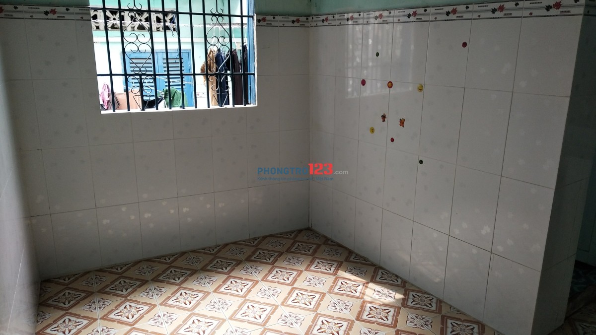 Phòng lầu 1 có bếp, vệ sinh riêng và có cửa sổ thoáng mát giờ giấc tự do