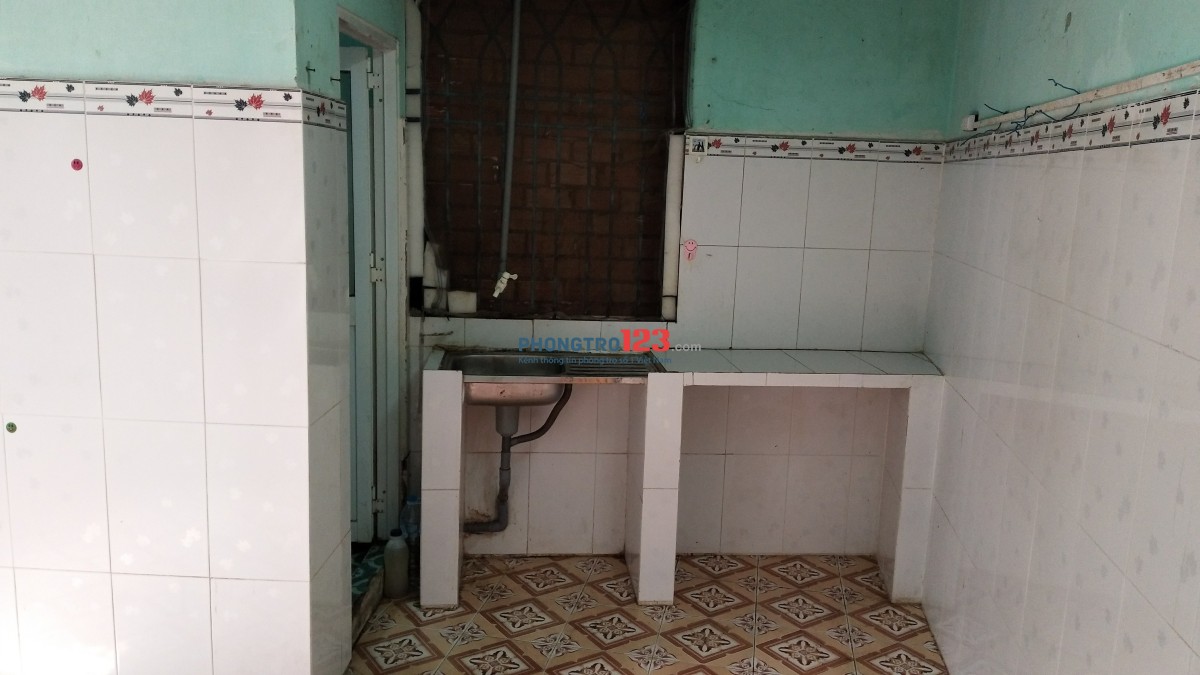 Phòng lầu 1 có bếp, vệ sinh riêng và có cửa sổ thoáng mát giờ giấc tự do