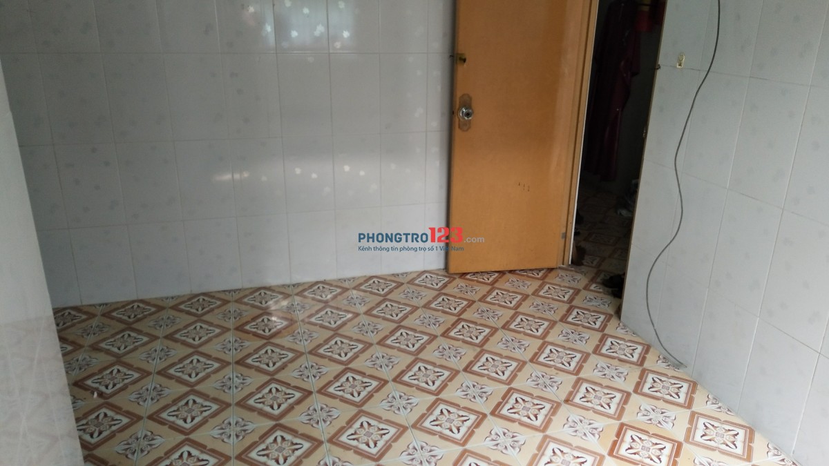 Phòng lầu 1 có bếp, vệ sinh riêng và có cửa sổ thoáng mát giờ giấc tự do