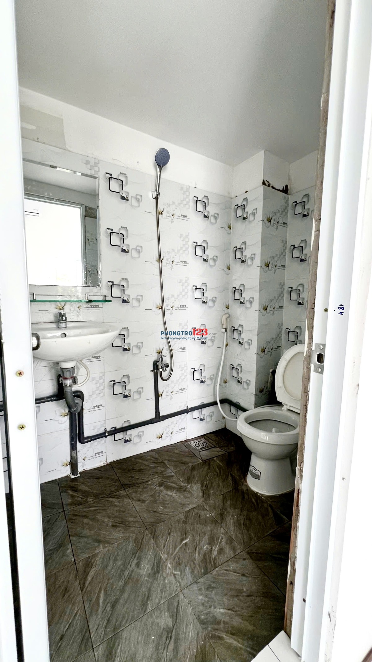 Cho Thuê Phòng Ban Công Cửa Sổ mới 100% Đẩy Đủ Nội Thất Giá 3tr4