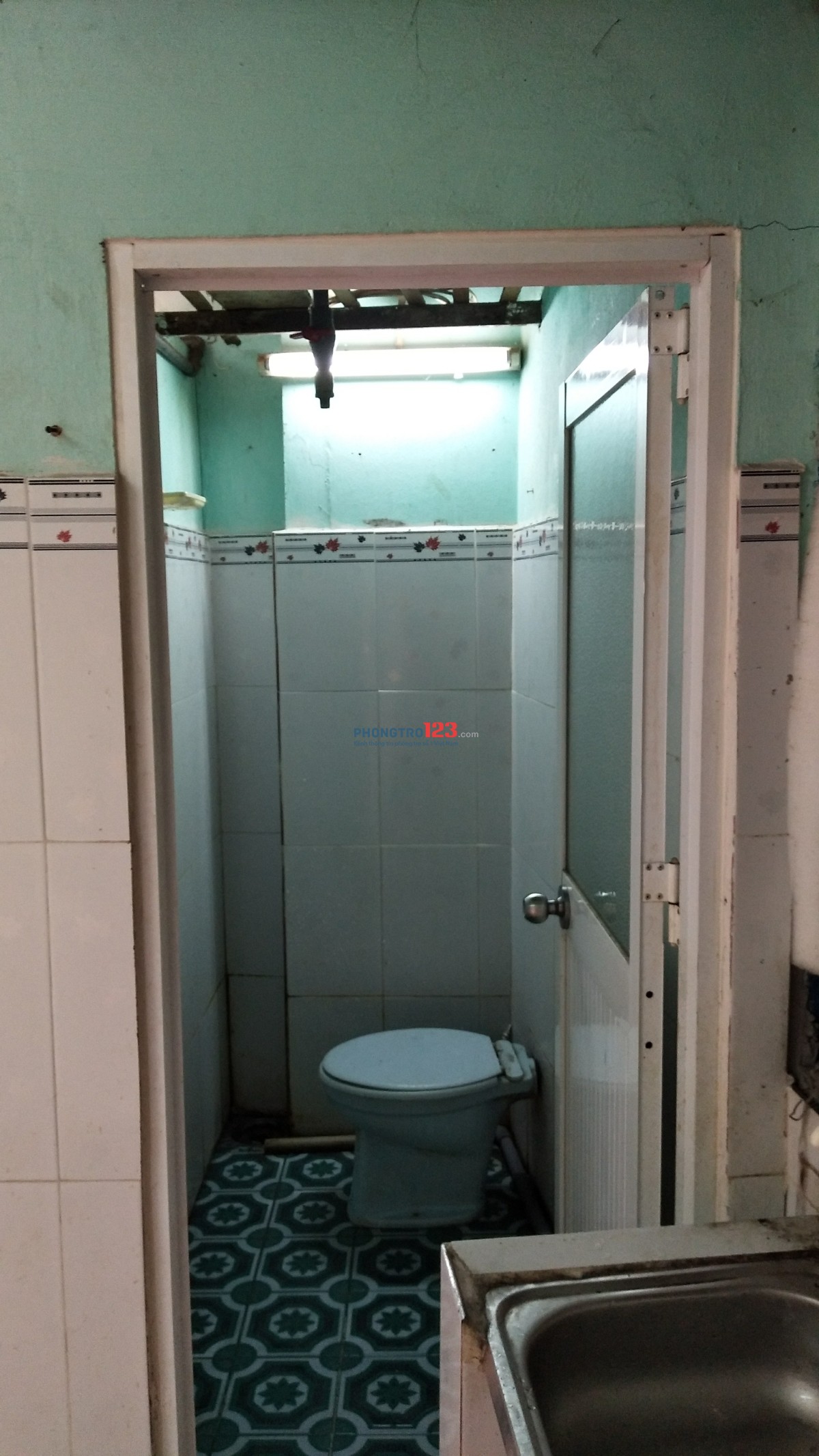 Phòng lầu 1 có bếp, vệ sinh riêng và có cửa sổ thoáng mát giờ giấc tự do