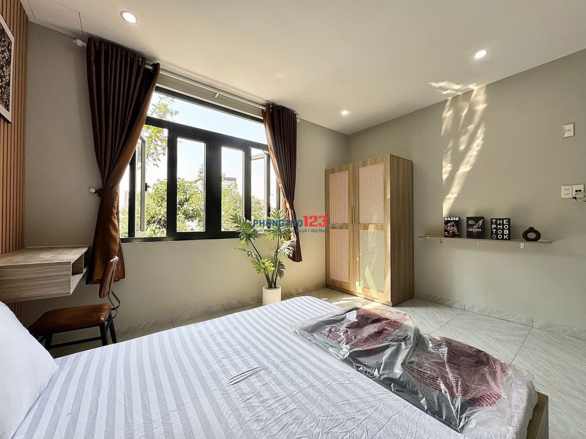 Phòng Cửa sổ thoáng Máy Giặt Riêng nội thất hiện đại ngay Bùi Đình Tuý - Chợ Bà Chiểu