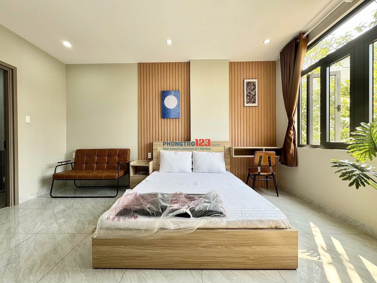 Phòng Cửa sổ thoáng Máy Giặt Riêng nội thất hiện đại ngay Bùi Đình Tuý - Chợ Bà Chiểu