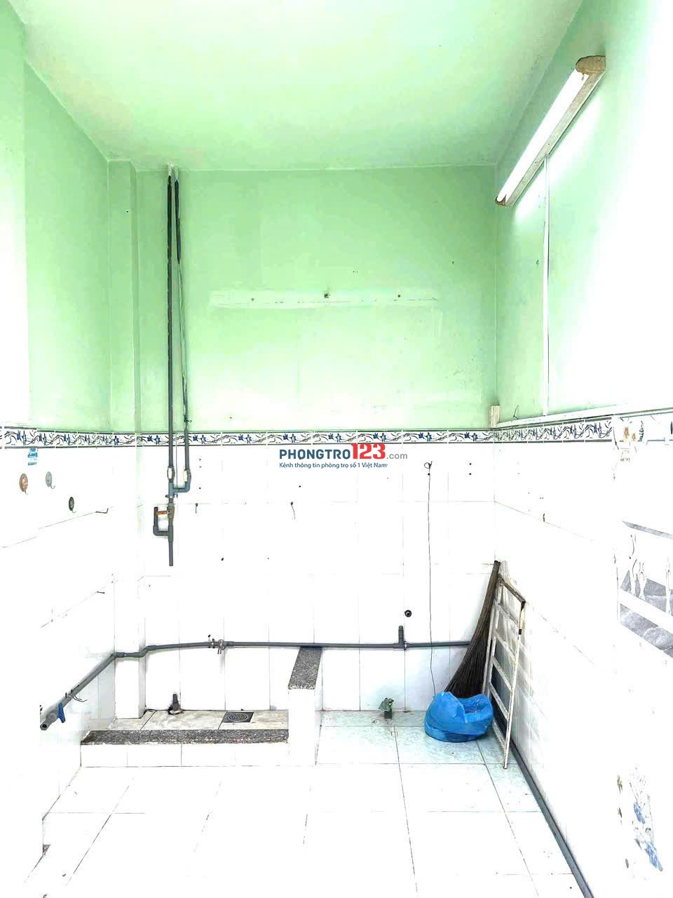 phòng toilet riêng, có gác máy lạnh Lê Văn Lương gần PETRO GAS 2.7 tr ở dc 4 người, sạc xe điện,