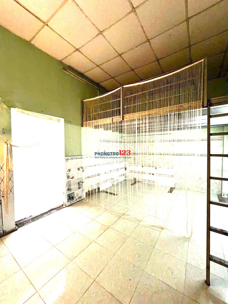 phòng toilet riêng, có gác máy lạnh Lê Văn Lương gần PETRO GAS 2.7 tr ở dc 4 người, sạc xe điện,