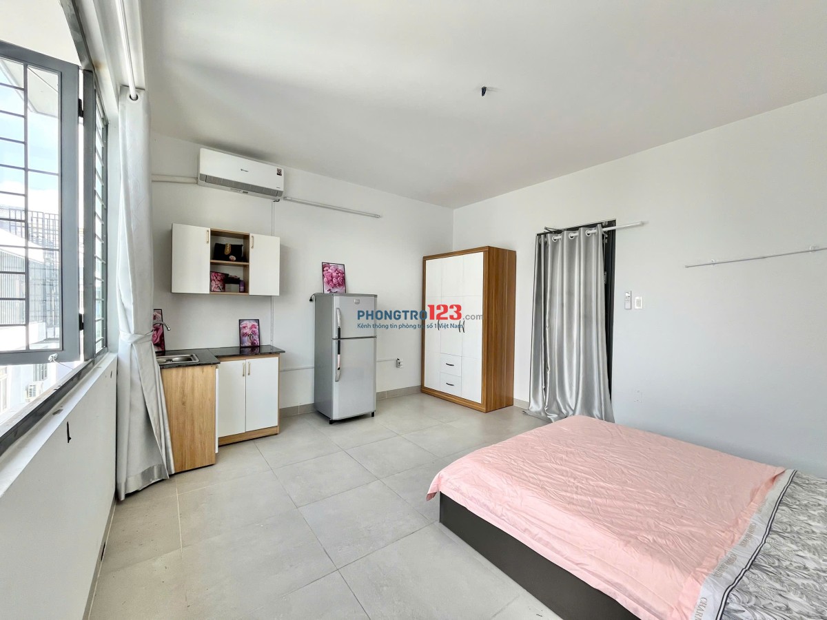 Căn hộ full nội thất, ban công/cửa sổ , nhà mới