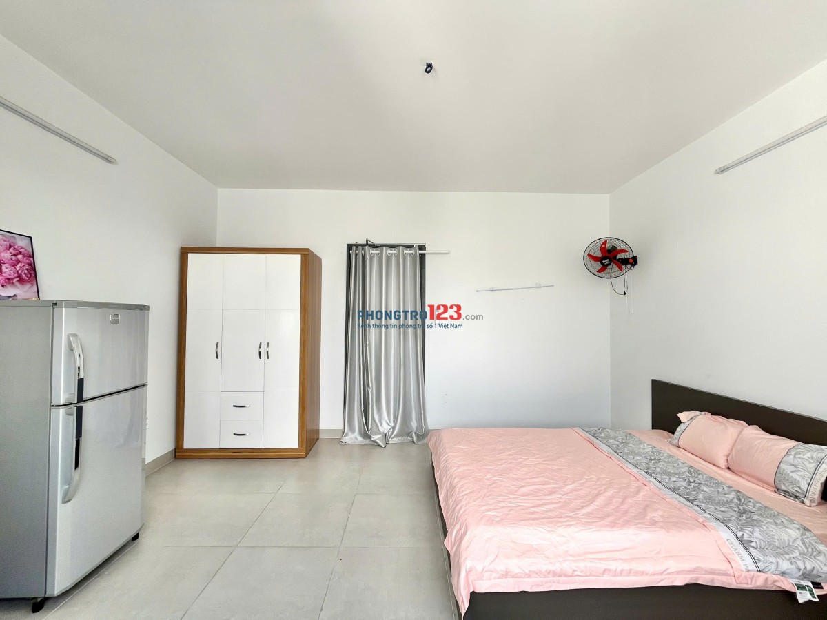 Căn hộ full nội thất, ban công/cửa sổ , nhà mới