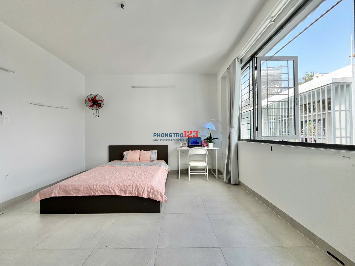 Căn hộ full nội thất, ban công/cửa sổ , nhà mới