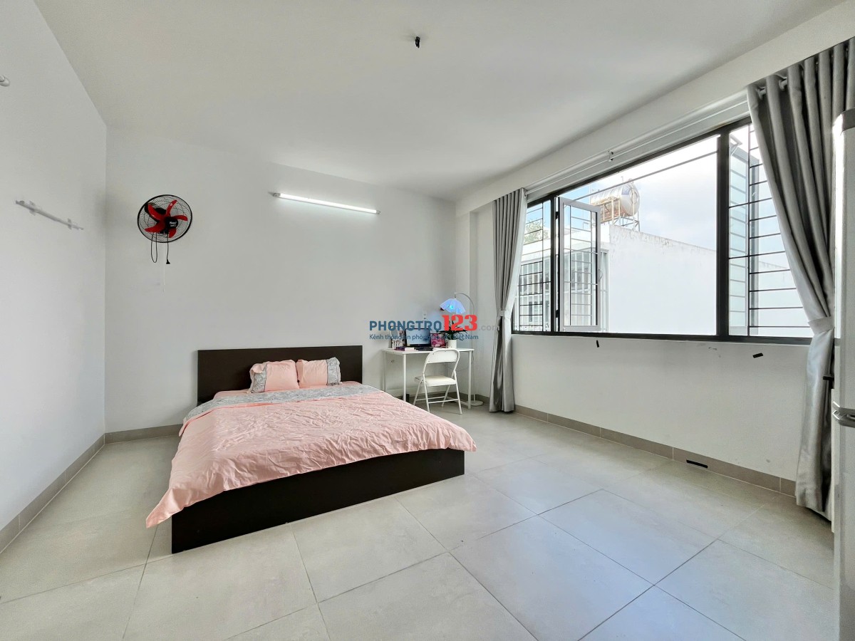 Căn hộ full nội thất, ban công/cửa sổ , nhà mới
