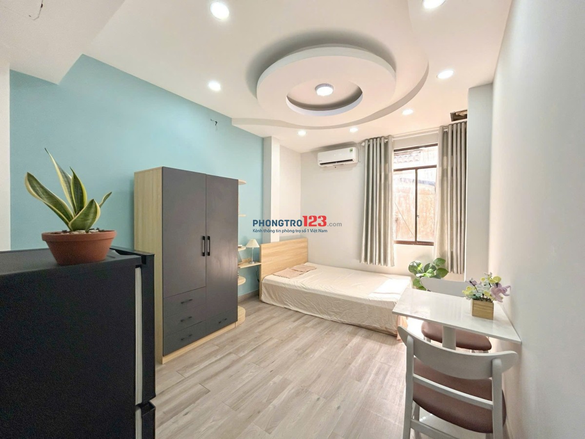 Phòng đẹp mới đầy đủ tiện nghi. Ngay sát trung tâm Q.1,Cửa sổ lớn thoáng. Gần Sân VĐ Hoa Lư