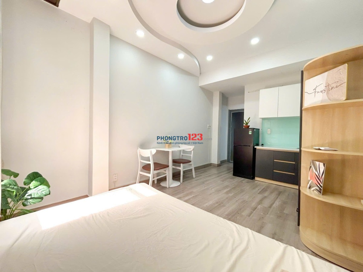 Phòng đẹp mới đầy đủ tiện nghi. Ngay sát trung tâm Q.1,Cửa sổ lớn thoáng. Gần Sân VĐ Hoa Lư