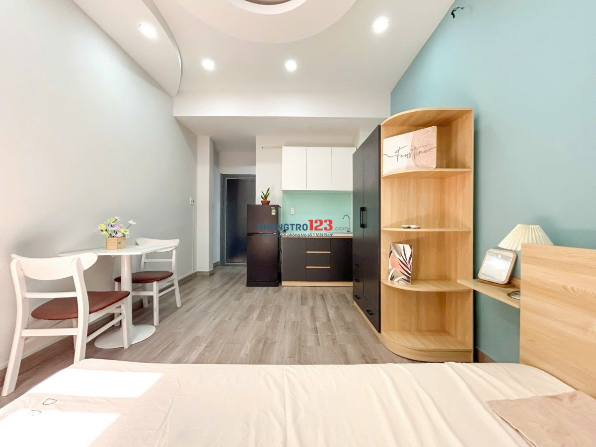 Phòng đẹp mới đầy đủ tiện nghi. Ngay sát trung tâm Q.1,Cửa sổ lớn thoáng. Gần Sân VĐ Hoa Lư