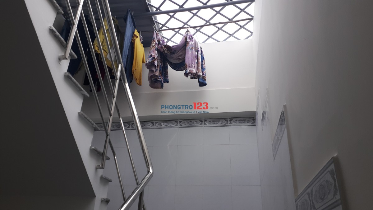 HẺM 35 PHAN VĂN HỚN: Còn 1 phòng TRÊN LẦU, CÓ GÁC, KỆ BẾP, BỒN RỬA, WC RIÊNG. CHÍNH CHỦ CHO THUÊ !!!