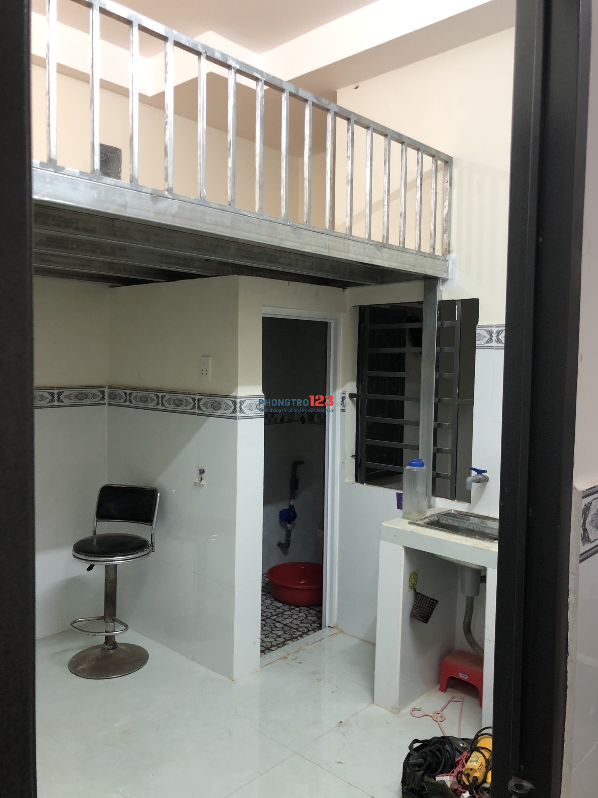 HẺM 35 PHAN VĂN HỚN: Còn 1 phòng TRÊN LẦU, CÓ GÁC, KỆ BẾP, BỒN RỬA, WC RIÊNG. CHÍNH CHỦ CHO THUÊ !!!