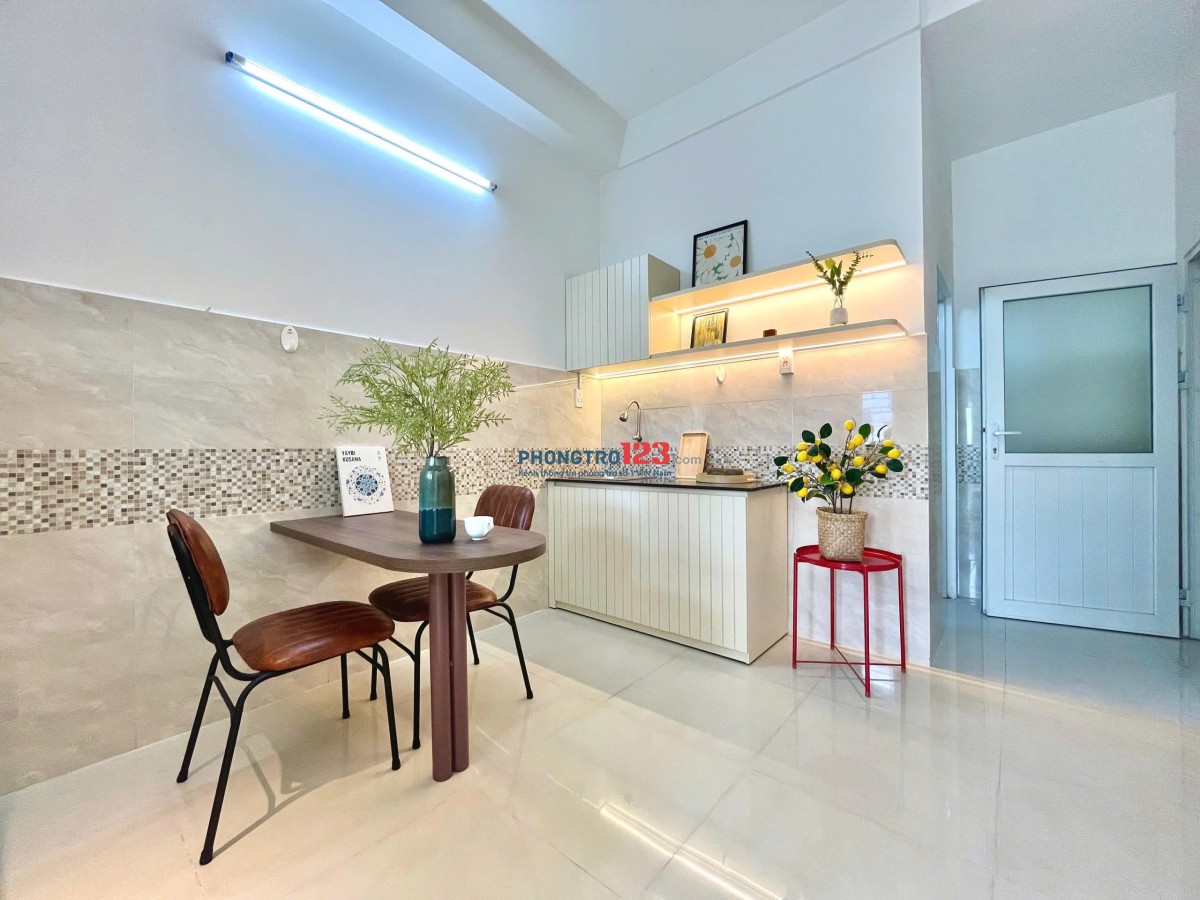 Căn hộ mới full nội thất cao cấp , ban công cửa sổ lớn