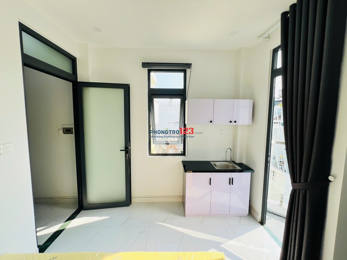 Cho thuê phòng ban công cửa sổ thoáng, nhà thang máy gần chợ Bà Chiểu, Phan Xích Long giáp quận 1, 3