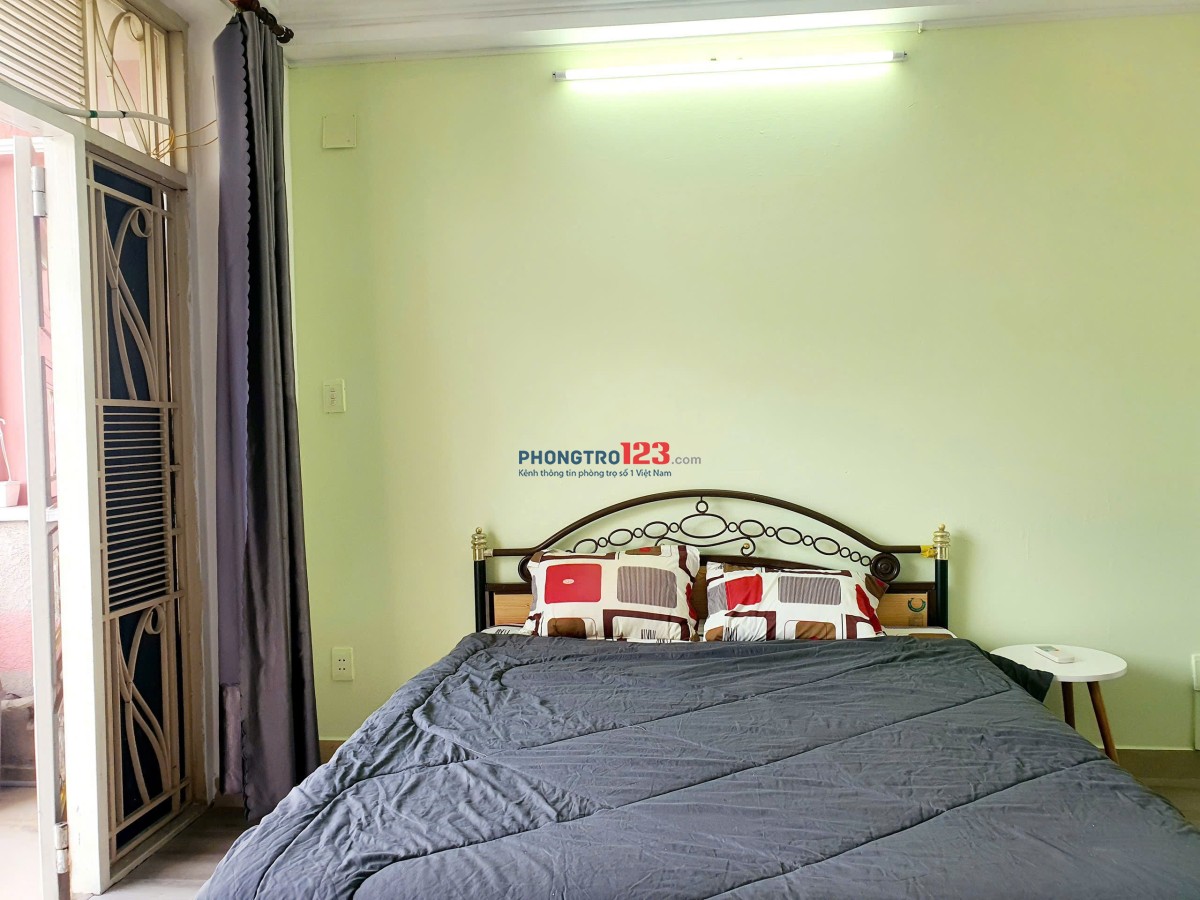 Phong ban công giá rẻ. Tiện nghi đầy đủ. Dọn vào ở. Làu thấp. Ngay Lý Chính Thắng gần Chợ Tân Định.