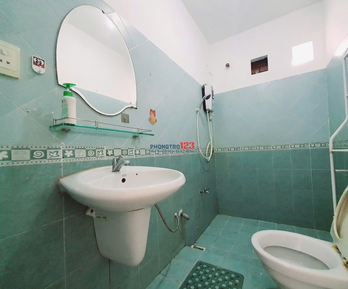 Phong ban công giá rẻ. Tiện nghi đầy đủ. Dọn vào ở. Làu thấp. Ngay Lý Chính Thắng gần Chợ Tân Định.