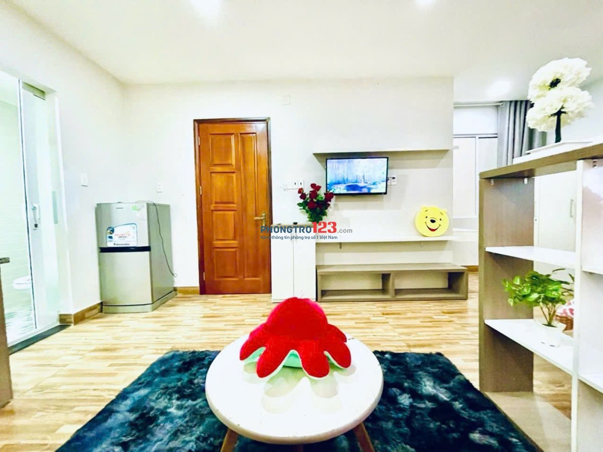 CĂN HỘ BAN CÔNG CỬA SỔ RỘNG FULL NỘI THẤT NGAY TRUNG TÂM Q4 GẦN Q1 ,Q7 ĐƯỜNG Ô TÔ RA VÀO ,YÊN TĨNH