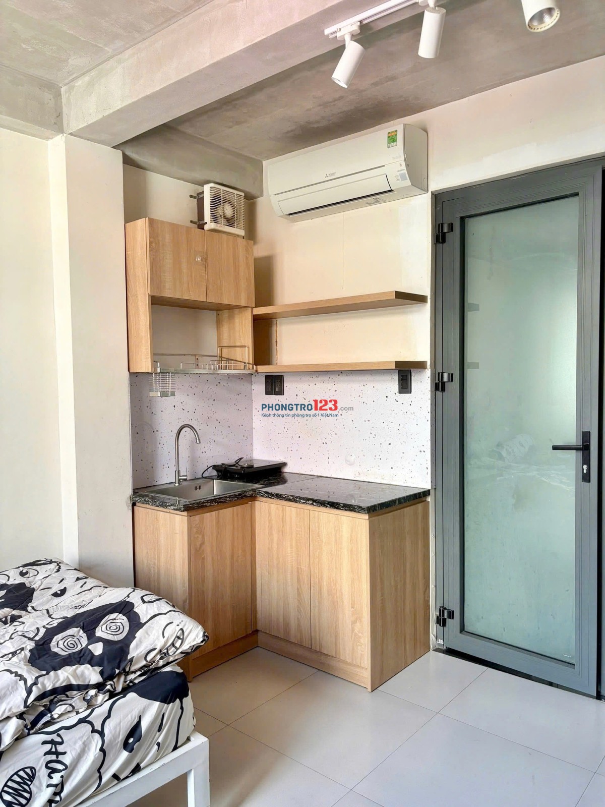 CĂN HỘ BAN CÔNG CỬA SỔ RỘNG FULL NỘI THẤT NGAY TRUNG TÂM Q4 GẦN Q1 ,Q7 ĐƯỜNG Ô TÔ RA VÀO ,YÊN TĨNH