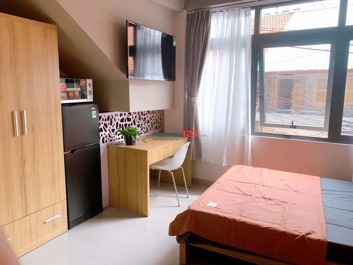 CĂN HỘ BAN CÔNG CỬA SỔ RỘNG FULL NỘI THẤT NGAY TRUNG TÂM Q4 GẦN Q1 ,Q7 ĐƯỜNG Ô TÔ RA VÀO ,YÊN TĨNH