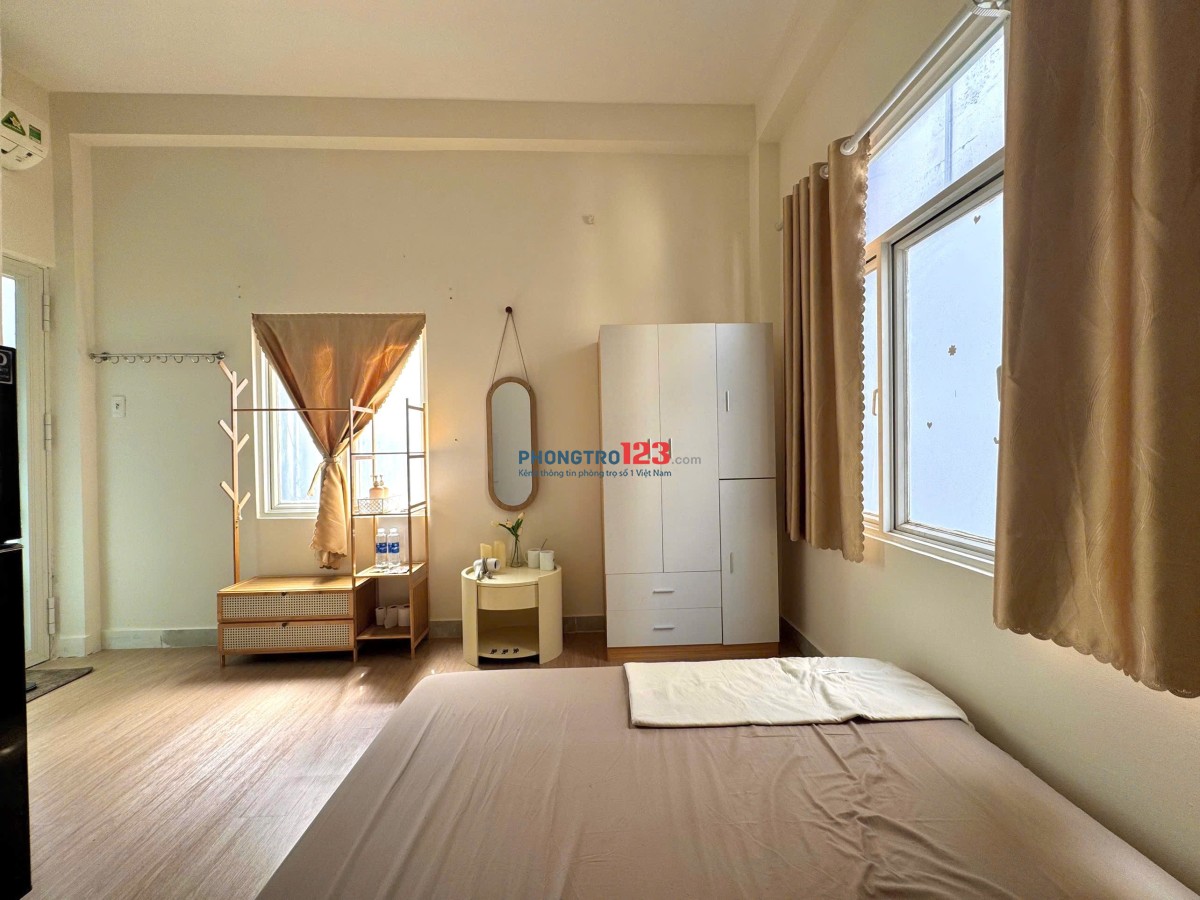 PHÒNG TRỌ MỚI FULL NỘI THẤT CỬA SỔ TRỜI NGAY PHAN XÍCH LONG - GẦN BỜ KÈ TRƯỜNG SA TIỆN ĐI Q1, Q3