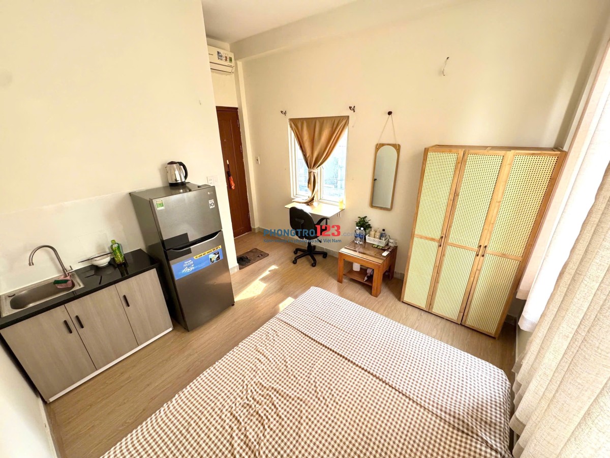 PHÒNG TRỌ MỚI FULL NỘI THẤT CỬA SỔ TRỜI NGAY PHAN XÍCH LONG - GẦN BỜ KÈ TRƯỜNG SA TIỆN ĐI Q1, Q3