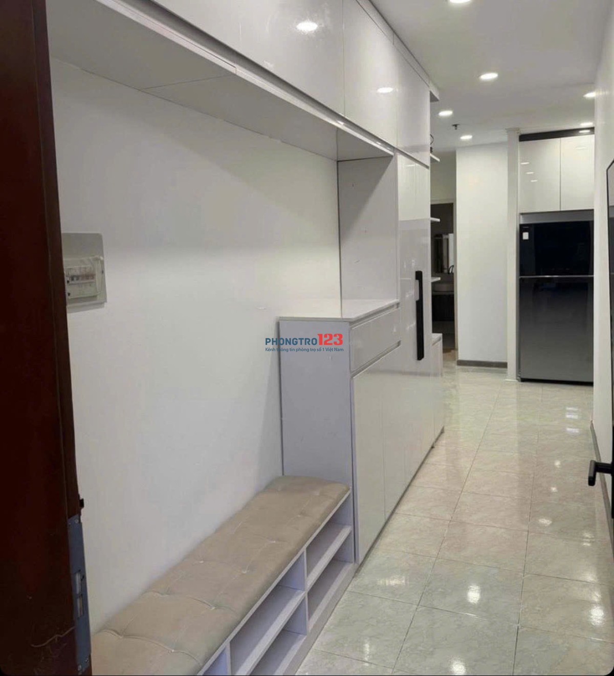 C/c CMT8, Bến Thành, Q1: 76m2, Nhà mới sơn, 11tr/th, 2PN.