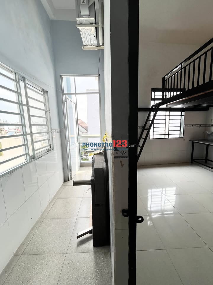 Cho Thuê Phòng Trọ Gác Cao, Có Bancol và Cửa Sổ Đón Sáng Siêu Thoáng Ngay Trường Đại Học Công Thương