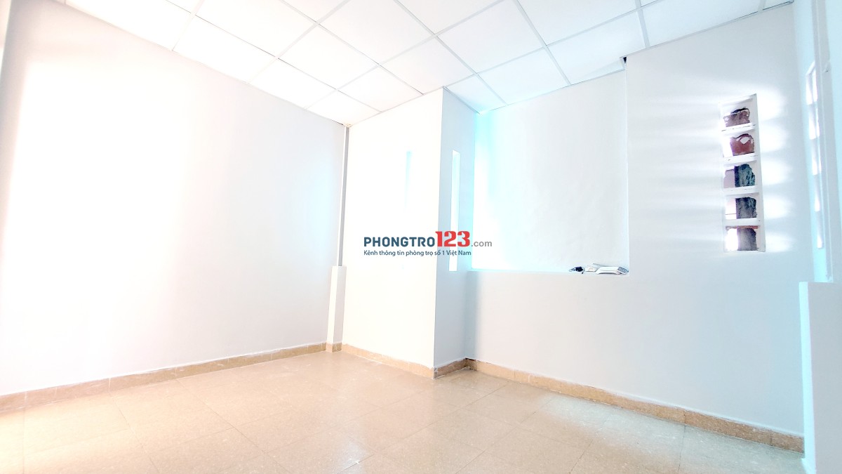 Phòng đẹp 20m2, ngay sân thượng rất mát, mới sơn sửa (WC dùng chung) !
