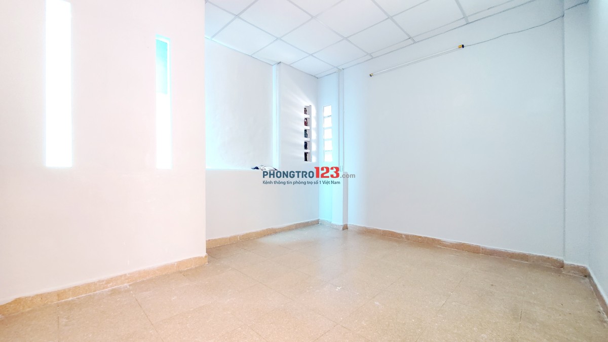 Phòng đẹp 20m2, ngay sân thượng rất mát, mới sơn sửa (WC dùng chung) !